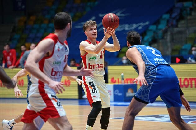 09.02.2021, xovx, Basketball, BBL, Fraport Skyliners Frankfurt - Brose Bamberg v.l. David Kravish (Brose Bamberg), Bennet Hundt (Brose Bamberg), Michael Kessens (Fraport Skyliners Frankfurt) emspor Frankfurt