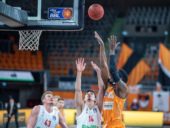 Nihad Djedovic (FC Bayern, 14), Aric Holman (Ratiopharm Ulm 35), ratiopharm Ulm vs. FC Bayern Basketball, Basketball, Bundesliga, easycredit, 17. Spieltag, Saison 2020 2021, 09.02.2021, ratiopharm Ulm vs. FC Bayern Basketball, Basketball, Bundesliga, easycredit, 17. Spieltag, Saison 2020 2021, 09.02.2021 Neu-Ulm Copyright: xEIBNER SaschaxWaltherx EP_EER