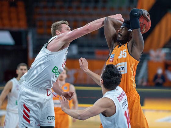 Sport Bilder des Tages Nihad Djedovic (FC Bayern, 14), Aric Holman (Ratiopharm Ulm 35), Leon Radosevic (FC Bayern, 43), ratiopharm Ulm vs. FC Bayern Basketball, Basketball, Bundesliga, easycredit, 17. Spieltag, Saison 2020 2021, 09.02.2021, ratiopharm Ulm vs. FC Bayern Basketball, Basketball, Bundesliga, easycredit, 17. Spieltag, Saison 2020 2021, 09.02.2021 Neu-Ulm Copyright: xEIBNER SaschaxWaltherx EP_EER