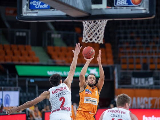 Demitrius Conger (Ratiopharm Ulm 01), Wade Baldwin (FC Bayern, 02), ratiopharm Ulm vs. FC Bayern Basketball, Basketball, Bundesliga, easycredit, 17. Spieltag, Saison 2020 2021, 09.02.2021, ratiopharm Ulm vs. FC Bayern Basketball, Basketball, Bundesliga, easycredit, 17. Spieltag, Saison 2020 2021, 09.02.2021 Neu-Ulm Copyright: xEIBNER SaschaxWaltherx EP_EER
