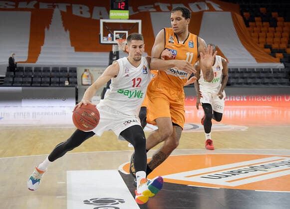 09.02.2021, xemx, Basketball BBL, rathiopharm Ulm - Bayern Muenchen emspor, v.l. Diego Flaccadori (FC Bayern Basketball) und Isaiah Wilkins (ratiopharm Ulm) Zweikampf, Duell, Kampf, tackle Ulm