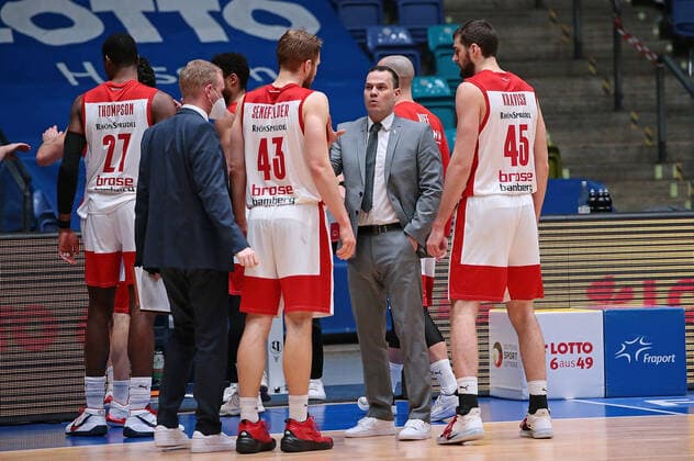 09.02.2021, xovx, Basketball, BBL, Fraport Skyliners Frankfurt - Brose Bamberg v.l. Head Coach Johan Roijakkers (Brose Bamberg) mit Anweisungen an sein Team emspor Frankfurt