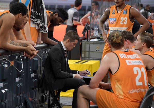 09.02.2021, xemx, Basketball BBL, rathiopharm Ulm - Bayern Muenchen emspor, v.l. Cheftrainer Jaka Lakovic (ratiopharm Ulm) Auszeit gibt Anweisungen, gestikuliert mit den Armen, gesticulate, gives instructions Ulm