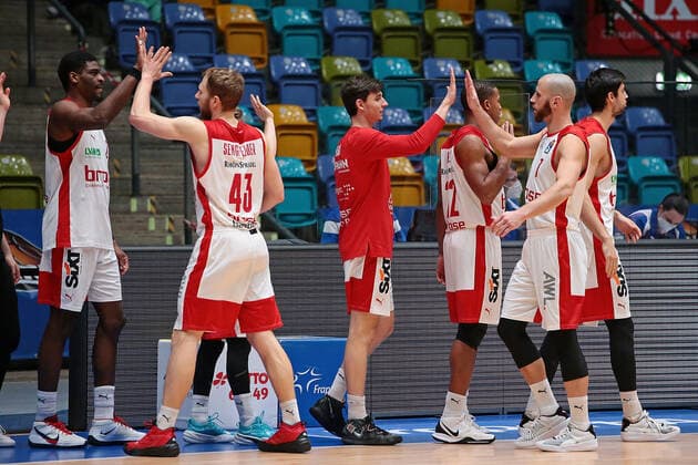 09.02.2021, xovx, Basketball, BBL, Fraport Skyliners Frankfurt - Brose Bamberg Die Spieler von Brose Bamberg bejubeln den 86:76 Sieg in Frankfurt. emspor Frankfurt