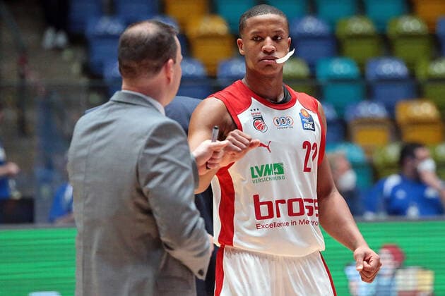 09.02.2021, xovx, Basketball, BBL, Fraport Skyliners Frankfurt - Brose Bamberg v.l. Head Coach Johan Roijakkers (Brose Bamberg) und Devon Hall (Brose Bamberg) bejubeln den 86:76 Sieg in Frankfurt. emspor Frankfurt