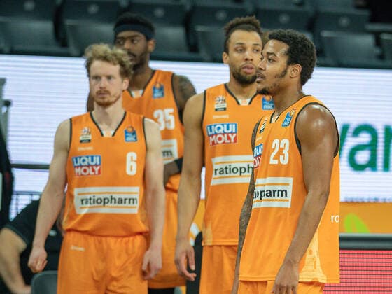 Die Ulmer unzufrieden nach dem Spiel, Enttaeuscht, Per Guenther (Ratiopharm Ulm 06), Troy Caupain (Ratiopharm Ulm 23), Aric Holman (Ratiopharm Ulm 35), ratiopharm Ulm vs. FC Bayern Basketball, Basketball, Bundesliga, easycredit, 17. Spieltag, Saison 2020 2021, 09.02.2021, ratiopharm Ulm vs. FC Bayern Basketball, Basketball, Bundesliga, easycredit, 17. Spieltag, Saison 2020 2021, 09.02.2021 Neu-Ulm Copyright: xEIBNER SaschaxWaltherx EP_EER