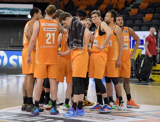 09.02.2021, xemx, Basketball BBL, rathiopharm Ulm - Bayern Muenchen emspor, v.l. Mannschaft, Spieler, enttaeuscht, enttaeuscht schauend, dissapointed Ulm