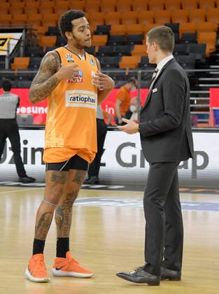 09.02.2021, xemx, Basketball BBL, rathiopharm Ulm - Bayern Muenchen emspor, v.l. Troy Caupain (ratiopharm Ulm) und Cheftrainer Jaka Lakovic (ratiopharm Ulm) nach Spielende gibt Anweisungen, gestikuliert mit den Armen, gesticulate, gives instructions Ulm