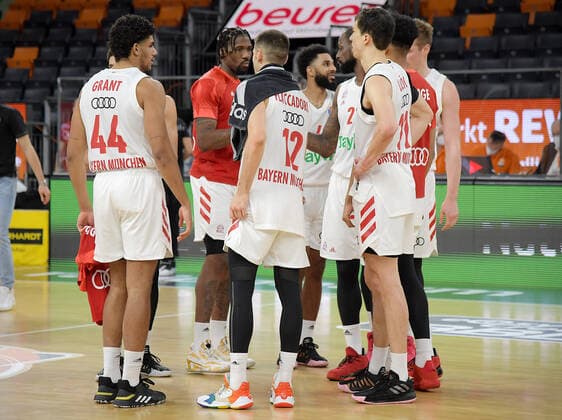 09.02.2021, xemx, Basketball BBL, rathiopharm Ulm - Bayern Muenchen emspor, v.l. Spielende jubeln jubelt nach Spielende celebrate at the end of the match. Ulm