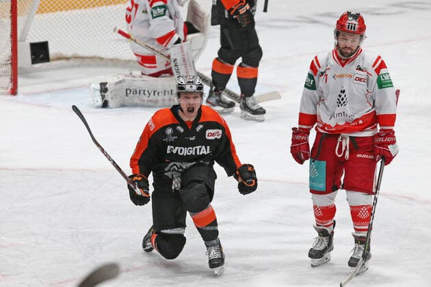 Bilder des Jahres 2021, Sport 02 Februar Sport Themen der Woche KW06 Sport Bilder des Tages Torjubel zum 2:1 Tor durch Torschützen Mike Fischer (Löwen Frankfurt, Nr. 17), gesenkter Kopf von Topscorer Cason Hohmann (EC Bad Nauheim, Nr. 7), Emotionen , Löwen Frankfurt gegen EC Bad Nauheim, DEL2, Eishockey, Saison 2020 2021, 09.02.2021, - *** Goal celebration for 2 1 goal by scorer Mike Fischer Löwen Frankfurt, Nr 17 , lowered head of top scorer Cason Hohmann EC Bad Nauheim, Nr 7 , emotions , Löwen Frankfurt vs EC Bad Nauheim, DEL2, ice hockey, season 2020 2021, 09 02 2021,