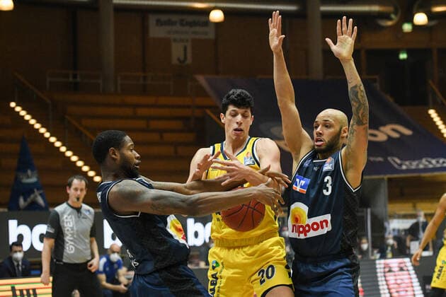 Simone Fontecchio (ALBA Berlin) im Zweikampf mit Maurice Stuckey (HAKRO Merlins Crailsheim) und Haywood Highsmith (HAKRO Merlins Crailsheim), GER, HAKRO Merlins Crailsheim vs. Alba Berlin, 09.02.2021, 17. Spieltag easycredit Basketball Bundesliga, Spielzeit 2020 2021. GER, HAKRO Merlins Crailsheim vs. Alba Berlin, 09.02.2021, 17. Spieltag easycredit Basketball Bundesliga, Spielzeit 2020 2021. Crailsheim Copyright: xEibnerxPressefoto MichaelxMemmlerx EP_MMR