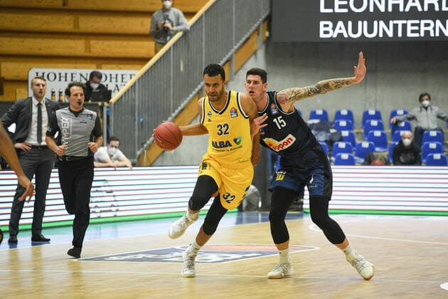 Johannes Thiemann (ALBA Berlin) im Zweikampf mit Bogdan Radosavljevic (HAKRO Merlins Crailsheim), GER, HAKRO Merlins Crailsheim vs. Alba Berlin, 09.02.2021, 17. Spieltag easycredit Basketball Bundesliga, Spielzeit 2020 2021. GER, HAKRO Merlins Crailsheim vs. Alba Berlin, 09.02.2021, 17. Spieltag easycredit Basketball Bundesliga, Spielzeit 2020 2021. Crailsheim Copyright: xEibnerxPressefoto MichaelxMemmlerx EP_MMR