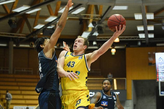 Luke Sikma (ALBA Berlin) am Korb gegen Jeremy Jones (HAKRO Merlins Crailsheim), GER, HAKRO Merlins Crailsheim vs. Alba Berlin, 09.02.2021, 17. Spieltag easycredit Basketball Bundesliga, Spielzeit 2020 2021. GER, HAKRO Merlins Crailsheim vs. Alba Berlin, 09.02.2021, 17. Spieltag easycredit Basketball Bundesliga, Spielzeit 2020 2021. Crailsheim Copyright: xEibnerxPressefoto MichaelxMemmlerx EP_MMR
