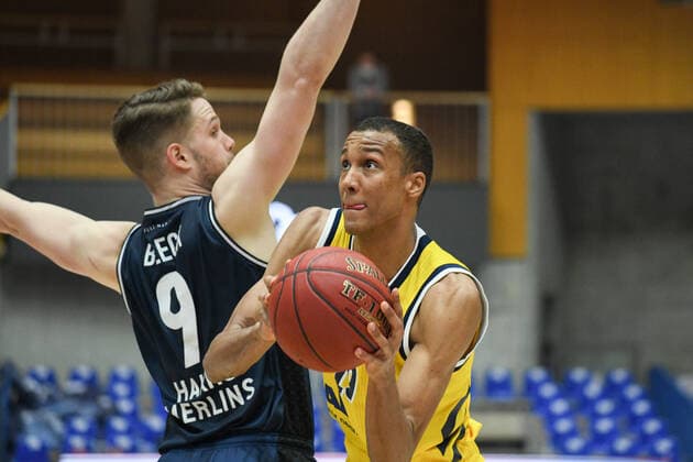 Louis Olinde (ALBA Berlin) im Zweikampf mit Fabian Bleck (HAKRO Merlins Crailsheim), GER, HAKRO Merlins Crailsheim vs. Alba Berlin, 09.02.2021, 17. Spieltag easycredit Basketball Bundesliga, Spielzeit 2020 2021. GER, HAKRO Merlins Crailsheim vs. Alba Berlin, 09.02.2021, 17. Spieltag easycredit Basketball Bundesliga, Spielzeit 2020 2021. Crailsheim Copyright: xEibnerxPressefoto MichaelxMemmlerx EP_MMR