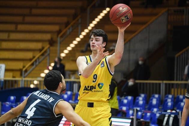 Jonas Mattisseck (ALBA Berlin) im Zweikampf mit Nimrod Hilliard (HAKRO Merlins Crailsheim), GER, HAKRO Merlins Crailsheim vs. Alba Berlin, 09.02.2021, 17. Spieltag easycredit Basketball Bundesliga, Spielzeit 2020 2021. GER, HAKRO Merlins Crailsheim vs. Alba Berlin, 09.02.2021, 17. Spieltag easycredit Basketball Bundesliga, Spielzeit 2020 2021. Crailsheim Copyright: xEibnerxPressefoto MichaelxMemmlerx EP_MMR