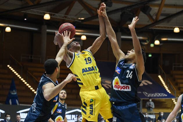 Sport Bilder des Tages Louis Olinde (ALBA Berlin) im Zweikampf mit Jeremy Jones (HAKRO Merlins Crailsheim) und Elias Lasisi (HAKRO Merlins Crailsheim), GER, HAKRO Merlins Crailsheim vs. Alba Berlin, 09.02.2021, 17. Spieltag easycredit Basketball Bundesliga, Spielzeit 2020 2021. GER, HAKRO Merlins Crailsheim vs. Alba Berlin, 09.02.2021, 17. Spieltag easycredit Basketball Bundesliga, Spielzeit 2020 2021. Crailsheim Copyright: xEibnerxPressefoto MichaelxMemmlerx EP_MMR