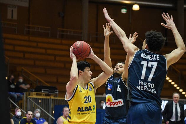 Simone Fontecchio (ALBA Berlin) im Zweikampf mit Nimrod Hilliard (HAKRO Merlins Crailsheim) und Jamuni McNeace (HAKRO Merlins Crailsheim), GER, HAKRO Merlins Crailsheim vs. Alba Berlin, 09.02.2021, 17. Spieltag easycredit Basketball Bundesliga, Spielzeit 2020 2021. GER, HAKRO Merlins Crailsheim vs. Alba Berlin, 09.02.2021, 17. Spieltag easycredit Basketball Bundesliga, Spielzeit 2020 2021. Crailsheim Copyright: xEibnerxPressefoto MichaelxMemmlerx EP_MMR