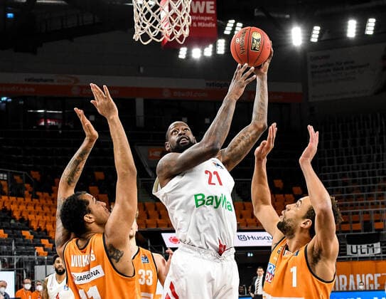 GER, BBL, ratiopharm ulm vs FC Bayern München Muenchen 09.02.2021, ratiopharm arena, Neu-Ulm, GER, BBL, ratiopharm ulm vs FC Bayern München Muenchen, im Bild James Gist (Bayern, 21) setzt sich gegen Isaiah Wilkins (Ulm, 11) und Demitrius Conger (Ulm, 1) durch