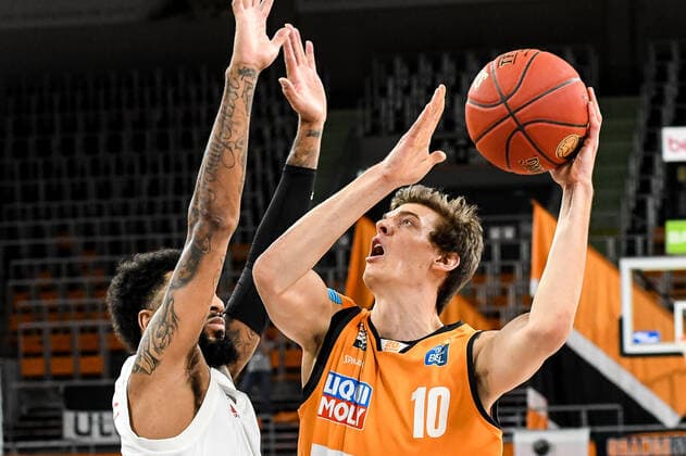 GER, BBL, ratiopharm ulm vs FC Bayern München Muenchen 09.02.2021, ratiopharm arena, Neu-Ulm, GER, BBL, ratiopharm ulm vs FC Bayern München Muenchen, im Bild D.J. Seeley (Bayern, 4), Christoph Philipps (Ulm, 10)