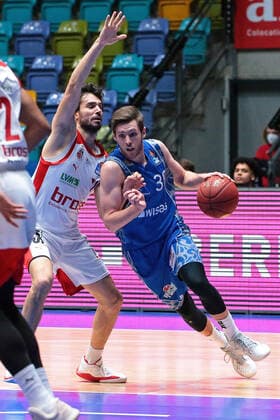 09.02.2021, xovx, Basketball, BBL, Fraport Skyliners Frankfurt - Brose Bamberg v.l. Kenneth Ogbe (Brose Bamberg), Michele Vitali (Brose Bamberg), Jon Axel Gudmundsson (Fraport Skyliners Frankfurt) emspor Frankfurt