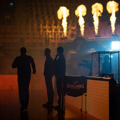 Schiedsrichtergespann beim Aufwaermen waehrend die Umler einlaufen, Christoph Madinger, Enrico Streit und Moritz Reiter, ratiopharm Ulm vs. FC Bayern Basketball, Basketball, Bundesliga, easycredit, 17. Spieltag, Saison 2020 2021, 09.02.2021, ratiopharm Ulm vs. FC Bayern Basketball, Basketball, Bundesliga, easycredit, 17. Spieltag, Saison 2020 2021, 09.02.2021 Neu-Ulm Copyright: xEIBNER SaschaxWaltherx EP_EER