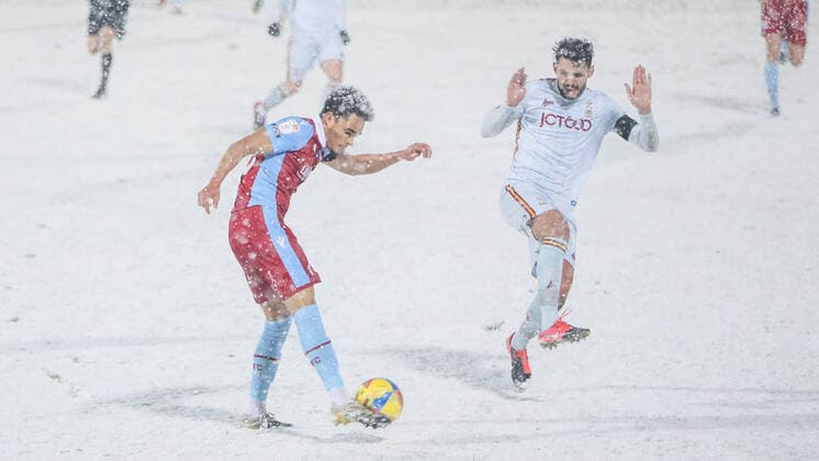 Bilder des Jahres 2021, Sport 02 Februar Sport Themen der Woche KW06 Gareth Evans of Bradford City blocks the clearance of Jai Rowe of Scunthorpe in the snow before the game was abandoned during the Sky Bet League 2 behind closed doors match between Scunthorpe United and Bradford City at Glanford Park, Scunthorpe, England on 9 February 2021. Copyright: xThomasxGaddx PMI-3934-0018
