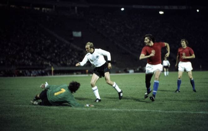 20.06.76 CSSR - Deutschland Jugoslawien, Belgrad, 20.06.1976, Fussball, UEFA EM 1976 in Jugoslawien, Finale, CSSR - DFB Deutschland (5:3 i.E.): v.l. Ivo Viktor (CSSR), Erich Beer (Deutschland). *** 20 06 76 CSSR Germany Yugoslavia, Belgrade, 20 06 1976, Football, UEFA European Championship 1976 in Yugoslavia, Final, CSSR DFB Germany 5 3 i E v l Ivo Viktor CSSR , Erich Beer Germany
