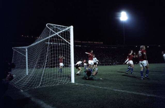 20.06.76 CSSR - Deutschland Jugoslawien, Belgrad, 20.06.1976, Fussball, UEFA EM 1976 in Jugoslawien, Finale, CSSR - DFB Deutschland (5:3 i.E.): Bernd Hölzenbein (Deutschland); Tor 2:2 Hölzenbein.
