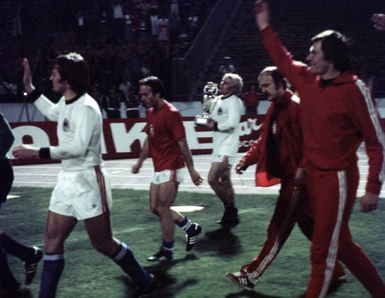 20.06.76 CSSR - Deutschland Jugoslawien, Belgrad, 20.06.1976, Fussball, UEFA EM 1976 in Jugoslawien, Finale, CSSR - DFB Deutschland (5:3 i.E.): Jan Pivarnik (CSSR) mit dem EM Pokal.