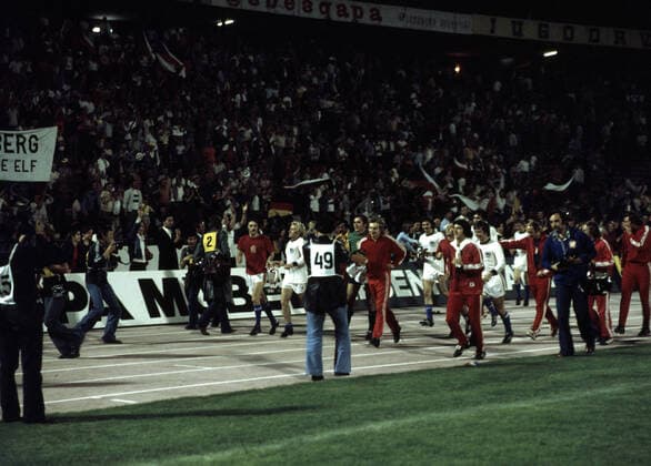 20.06.76 CSSR - Deutschland Jugoslawien, Belgrad, 20.06.1976, Fussball, UEFA EM 1976 in Jugoslawien, Finale, CSSR - DFB Deutschland (5:3 i.E.): v.l. Antonin Panenka, Jan Pivarnik (beide CSSR) mit dem EM Pokal.