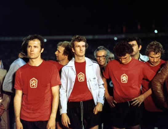 20.06.76 CSSR - Deutschland Jugoslawien, Belgrad, 20.06.1976, Fussball, UEFA EM 1976 in Jugoslawien, Finale, CSSR - DFB Deutschland (5:3 i.E.): v.l. Franz Beckenbauer, Bernd Hölzenbein, Rainer Bonhof, Dieter Müller, Bernard Dietz (alle Deutschland).