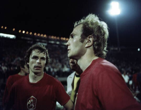 20.06.76 CSSR - Deutschland Jugoslawien, Belgrad, 20.06.1976, Fussball, UEFA EM 1976 in Jugoslawien, Finale, CSSR - DFB Deutschland (5:3 i.E.): v.l. Bernard Dietz, Uli Hoeneß (beide Deutschland).