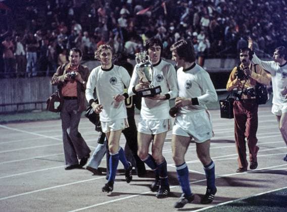 20.06.76 CSSR - Deutschland Jugoslawien, Belgrad, 20.06.1976, Fussball, UEFA EM 1976 in Jugoslawien, Finale, CSSR - DFB Deutschland (5:3 i.E.): Anton Ondrus (CSSR) mit dem Pokal.