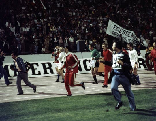 20.06.76 CSSR - Deutschland Jugoslawien, Belgrad, 20.06.1976, Fussball, UEFA EM 1976 in Jugoslawien, Finale, CSSR - DFB Deutschland (5:3 i.E.): CSSR Spieler feiern den Sieg mit Pokal.