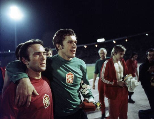 20.06.76 CSSR - Deutschland Jugoslawien, Belgrad, 20.06.1976, Fussball, UEFA EM 1976 in Jugoslawien, Finale, CSSR - DFB Deutschland (5:3 i.E.): v.l. Marian Masny, Ivo Viktor (beide CSSR).