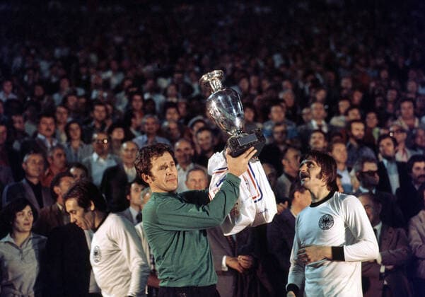 20.06.76 CSSR - Deutschland Jugoslawien, Belgrad, 20.06.1976, Fussball, UEFA EM 1976 in Jugoslawien, Finale, CSSR - DFB Deutschland (5:3 i.E.): v.l. Ivo Viktor, Antonin Panenka (beide CSSR) mit dem EM Pokal.