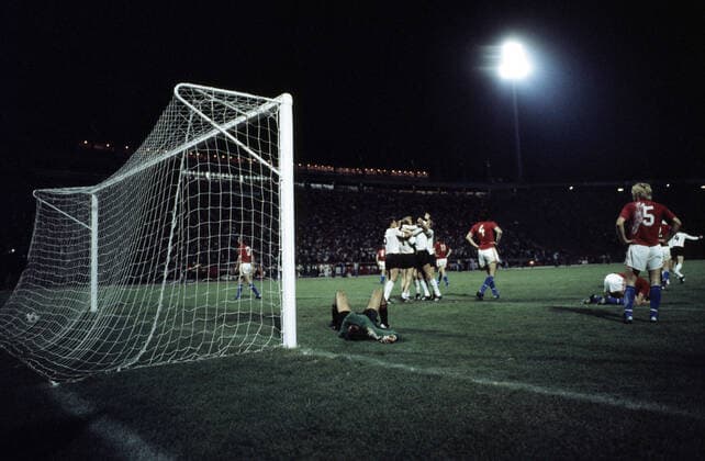 20.06.76 CSSR - Deutschland Jugoslawien, Belgrad, 20.06.1976, Fussball, UEFA EM 1976 in Jugoslawien, Finale, CSSR - DFB Deutschland (5:3 i.E.): Jubel Deutschland Spieler Tor 2:2 Hölzenbein.