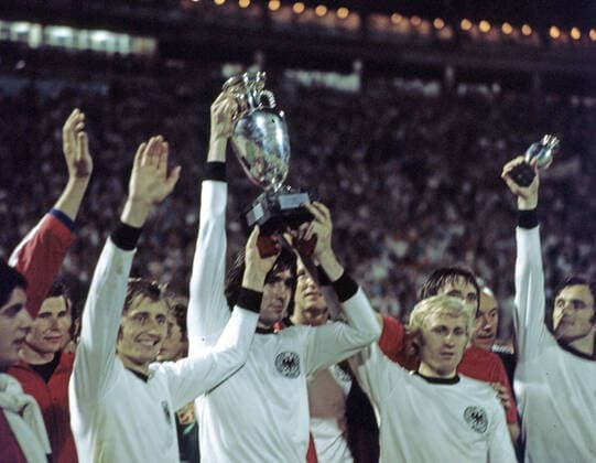 20.06.76 CSSR - Deutschland Jugoslawien, Belgrad, 20.06.1976, Fussball, UEFA EM 1976 in Jugoslawien, Finale, CSSR - DFB Deutschland (5:3 i.E.): Anton Ondrus (CSSR) mit dem Pokal.