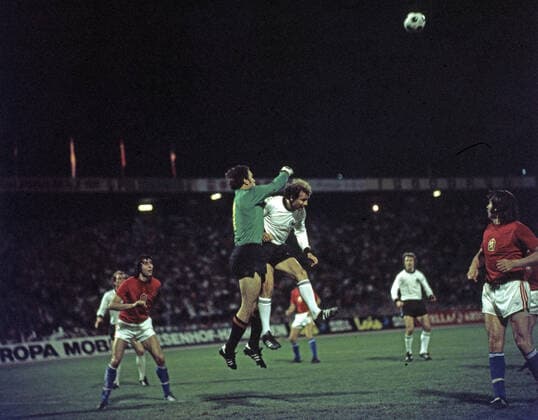20.06.76 CSSR - Deutschland Jugoslawien, Belgrad, 20.06.1976, Fussball, UEFA EM 1976 in Jugoslawien, Finale, CSSR - DFB Deutschland (5:3 i.E.): v.l. Ivo Viktor (CSSR), Bernd Hölzenbein (Deutschland).