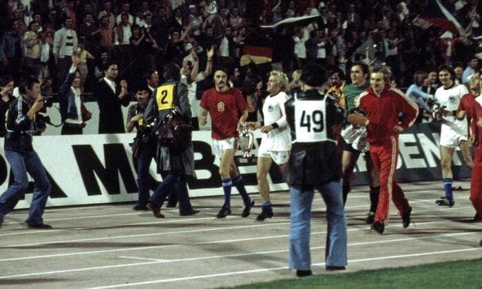 20.06.76 CSSR - Deutschland Jugoslawien, Belgrad, 20.06.1976, Fussball, UEFA EM 1976 in Jugoslawien, Finale, CSSR - DFB Deutschland (5:3 i.E.): v.l. Antonin Panenka, Jan Pivarnik (beide CSSR) mit dem EM Pokal.
