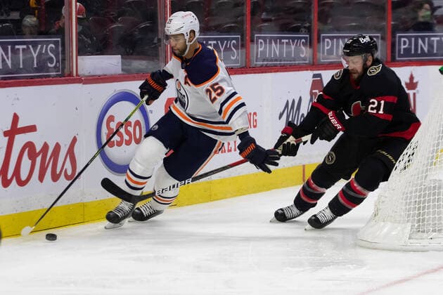 February 09, 2021: Edmonton Oilers Darnell Nurse (25) controls the puck while keeping Ottawa Senators Derek Stepan (21) away during the NHL, Eishockey Herren, USA game between the Edmonton Oilers and the Ottawa Senators at Canadian Tire Centre in Ottawa, Canada. CSM Ottawa Canada - ZUMAc04_ 20210209_zaf_c04_065 Copyright: xDanielxLeax