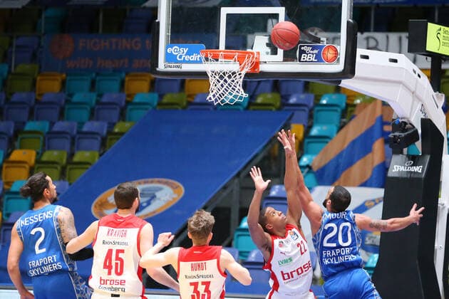 Basketball Bundesliga,Fraport Skyliners - Brose Bamberg,2021.02.09,GER, im Hall Devon,(Brose Bamberg, 22), Moore Rasheed,(Fraport Skyliners, 20), ,Eibner-Pressefoto Uli Scherbaum Fraport Skyliners - Brose Bamberg Frankfurt Copyright: xEibner-Pressefoto UlrichxScherbax EP_usm