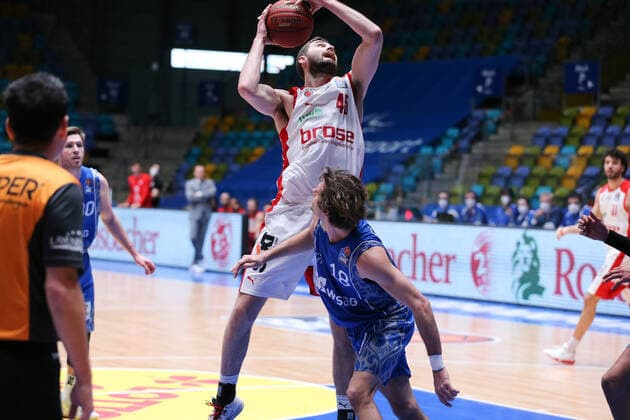 Basketball Bundesliga,Fraport Skyliners - Brose Bamberg,2021.02.09,GER, im Kravish David,(Brose Bamberg, 45), Rahon Joe,(Fraport Skyliners, 18), ,Eibner-Pressefoto Uli Scherbaum Fraport Skyliners - Brose Bamberg Frankfurt Copyright: xEibner-Pressefoto UlrichxScherbax EP_usm