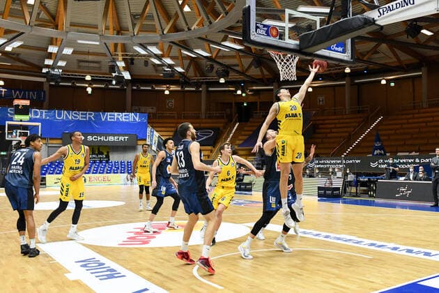 Simone Fontecchio (ALBA Berlin) am Korb gegen Radii Caisin (HAKRO Merlins Crailsheim), GER, HAKRO Merlins Crailsheim vs. Alba Berlin, 09.02.2021, 17. Spieltag easycredit Basketball Bundesliga, Spielzeit 2020 2021. GER, HAKRO Merlins Crailsheim vs. Alba Berlin, 09.02.2021, 17. Spieltag easycredit Basketball Bundesliga, Spielzeit 2020 2021. Crailsheim Copyright: xEibnerxPressefoto MichaelxMemmlerx EP_MMR