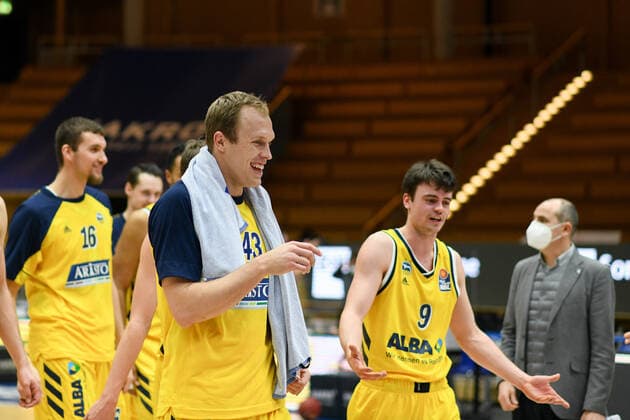 Luke Sikma (ALBA Berlin) freut sich mit Jonas Mattisseck (ALBA Berlin) ueber den Sieg, GER, HAKRO Merlins Crailsheim vs. Alba Berlin, 09.02.2021, 17. Spieltag easycredit Basketball Bundesliga, Spielzeit 2020 2021. GER, HAKRO Merlins Crailsheim vs. Alba Berlin, 09.02.2021, 17. Spieltag easycredit Basketball Bundesliga, Spielzeit 2020 2021. Crailsheim Copyright: xEibnerxPressefoto MichaelxMemmlerx EP_MMR