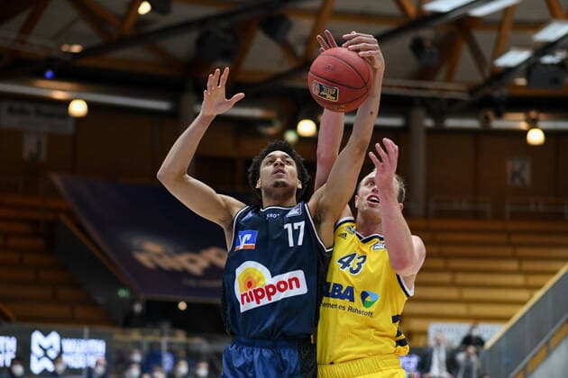 Jamuni McNeace (HAKRO Merlins Crailsheim) am Korb gegen Luke Sikma (ALBA Berlin), GER, HAKRO Merlins Crailsheim vs. Alba Berlin, 09.02.2021, 17. Spieltag easycredit Basketball Bundesliga, Spielzeit 2020 2021. GER, HAKRO Merlins Crailsheim vs. Alba Berlin, 09.02.2021, 17. Spieltag easycredit Basketball Bundesliga, Spielzeit 2020 2021. Crailsheim Copyright: xEibnerxPressefoto MichaelxMemmlerx EP_MMR