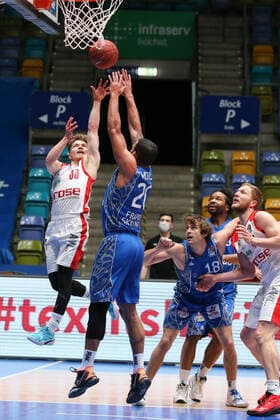 Basketball Bundesliga,Fraport Skyliners - Brose Bamberg,2021.02.09,GER, im Hundt Bennet,(Brose Bamberg, 33), Moore Rasheed,(Fraport Skyliners, 20), ,Eibner-Pressefoto Uli Scherbaum Fraport Skyliners - Brose Bamberg Frankfurt Copyright: xEibner-Pressefoto UlrichxScherbax EP_usm