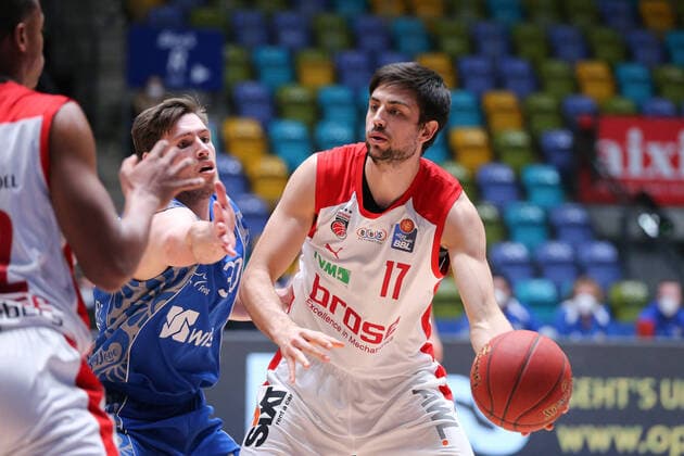 Basketball Bundesliga,Fraport Skyliners - Brose Bamberg,2021.02.09,GER, im Gudmundsson Jon Axel,(Fraport Skyliners, 30), Seric Mateo,(Brose Bamberg, 17), ,Eibner-Pressefoto Uli Scherbaum Fraport Skyliners - Brose Bamberg Frankfurt Copyright: xEibner-Pressefoto UlrichxScherbax EP_usm