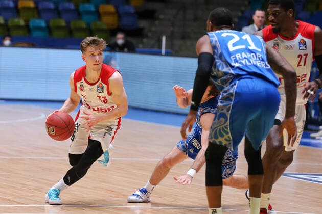 Basketball Bundesliga,Fraport Skyliners - Brose Bamberg,2021.02.09,GER, im Hundt Bennet,(Brose Bamberg, 33), Murphy Kamari,(Fraport Skyliners, 21), ,Eibner-Pressefoto Uli Scherbaum Fraport Skyliners - Brose Bamberg Frankfurt Copyright: xEibner-Pressefoto UlrichxScherbax EP_usm
