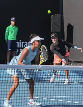 (210210) -- MELBOURNE, Feb. 10, 2021 -- Leylah Annie Fernandez (L) Heather Watson compete during the women s doubles first round match between Canada s Leylah Annie Fernandez Britain s Heather Watson and China s Zhang Shuai Australia s Samantha Stosur at the Australian Open in Melbourne Park, Melbourne, Australia on Feb. 10, 2021. (Photo by Xinhua) (SP)AUSTRALIA-MELBOURNE-TENNIS-AUSTRALIAN OPEN-DAY 3 HuxJingchen 